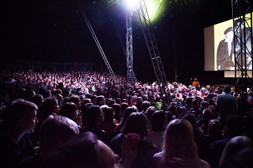 Ääriään myöten täysi sali Saimaa-ilmiön karaokenäytökse